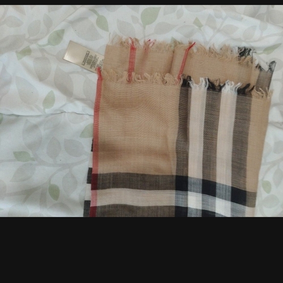 Burberry Scarf (lightweight, eyelash fringe) - Picture 6 of 6